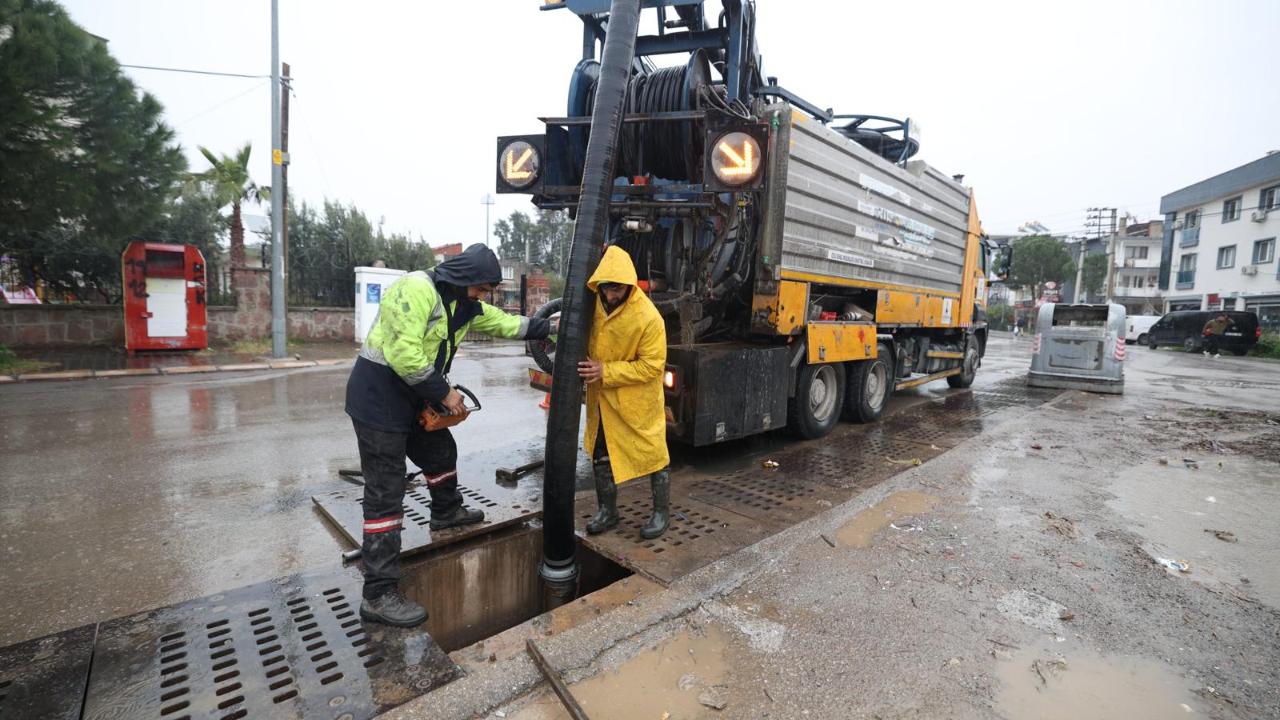 İzmir’de ekipler 24 saat görevde