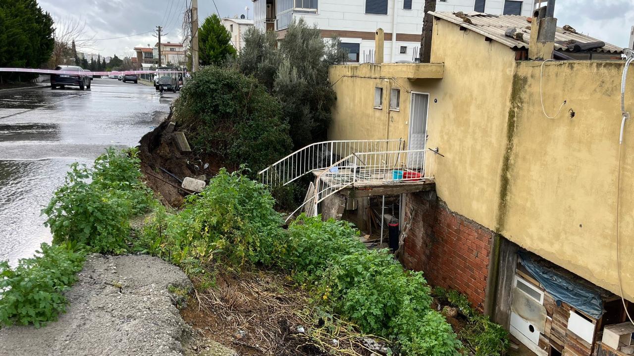 İzmir’de evin istinat duvarı çöktü