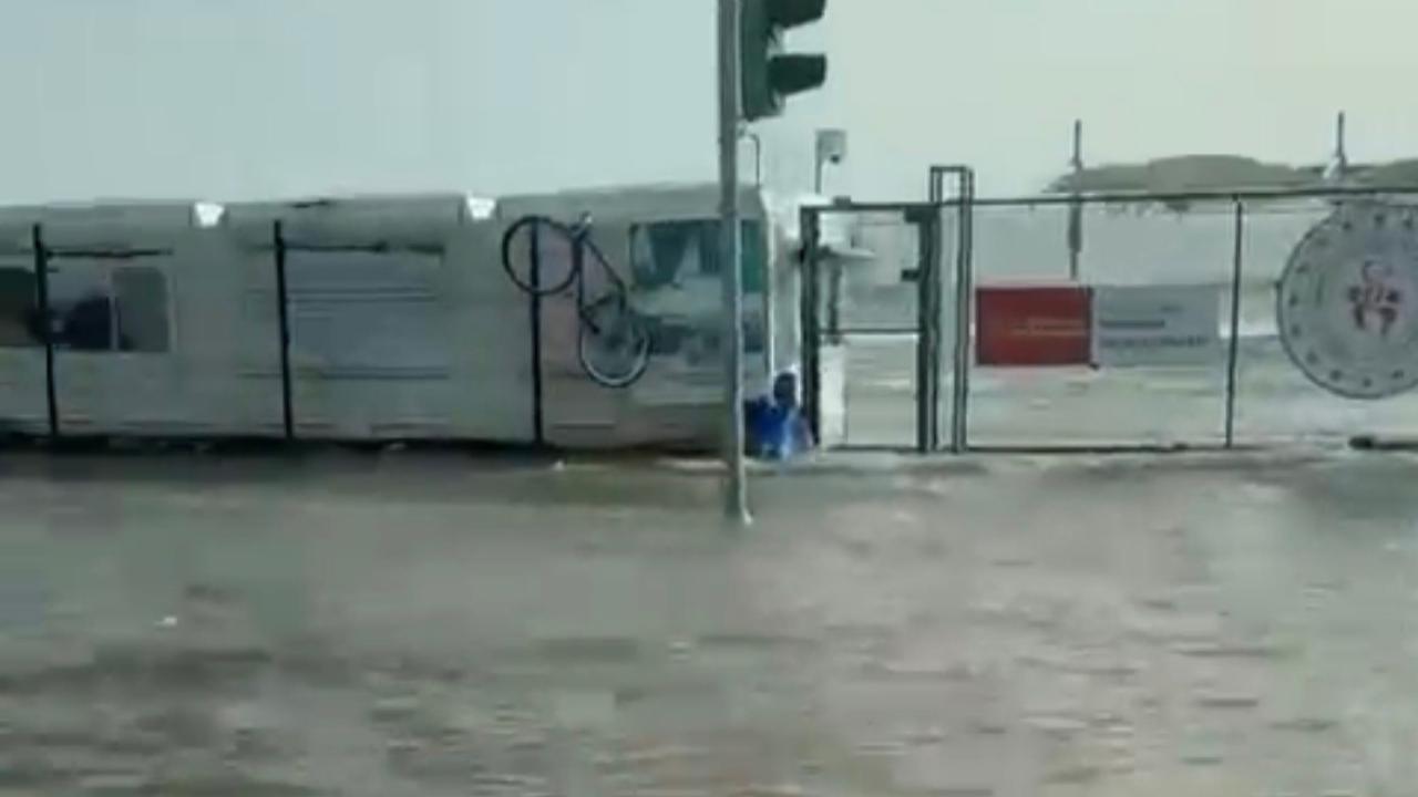 İzmir’de fırtınada sahildeki yollar sular altında kaldı