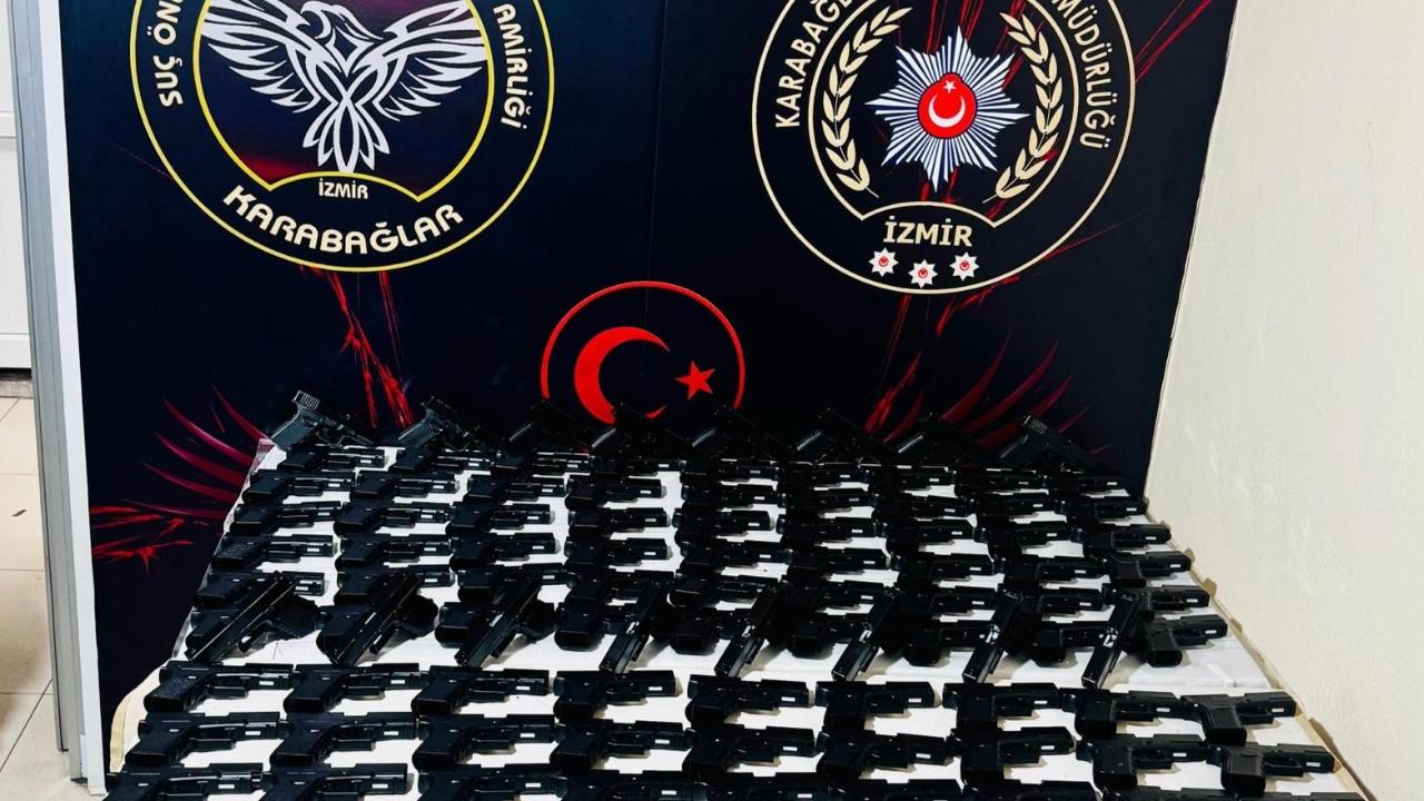 İzmir’de güvercin kümesinden cephanelik çıktı