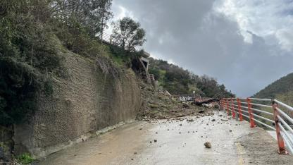 İzmir’de lüks site yolu toprak kayması nedeniyle kapandı