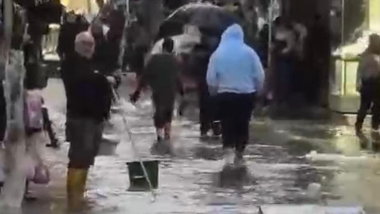 İzmir'de sağanak yağış hayatı olumsuz etkiledi