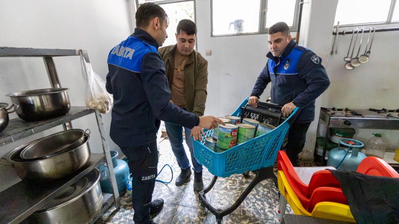 İzmir'de sağlıksız gıda üretimine suçüstü