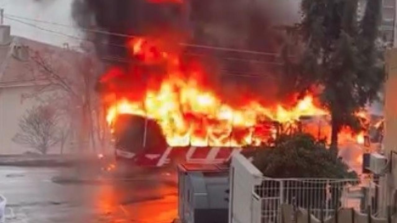 İzmir’de seyir halindeki ESHOT otobüsü alev alev yandı