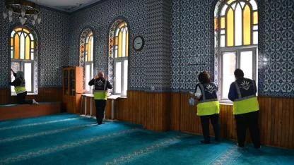 Karabağlar’da Camilere Ramazan Temizliği