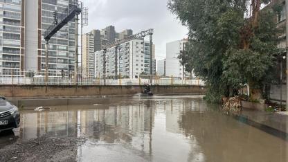 Karşıyaka'da sağanak sonrası sokaklar göle döndü
