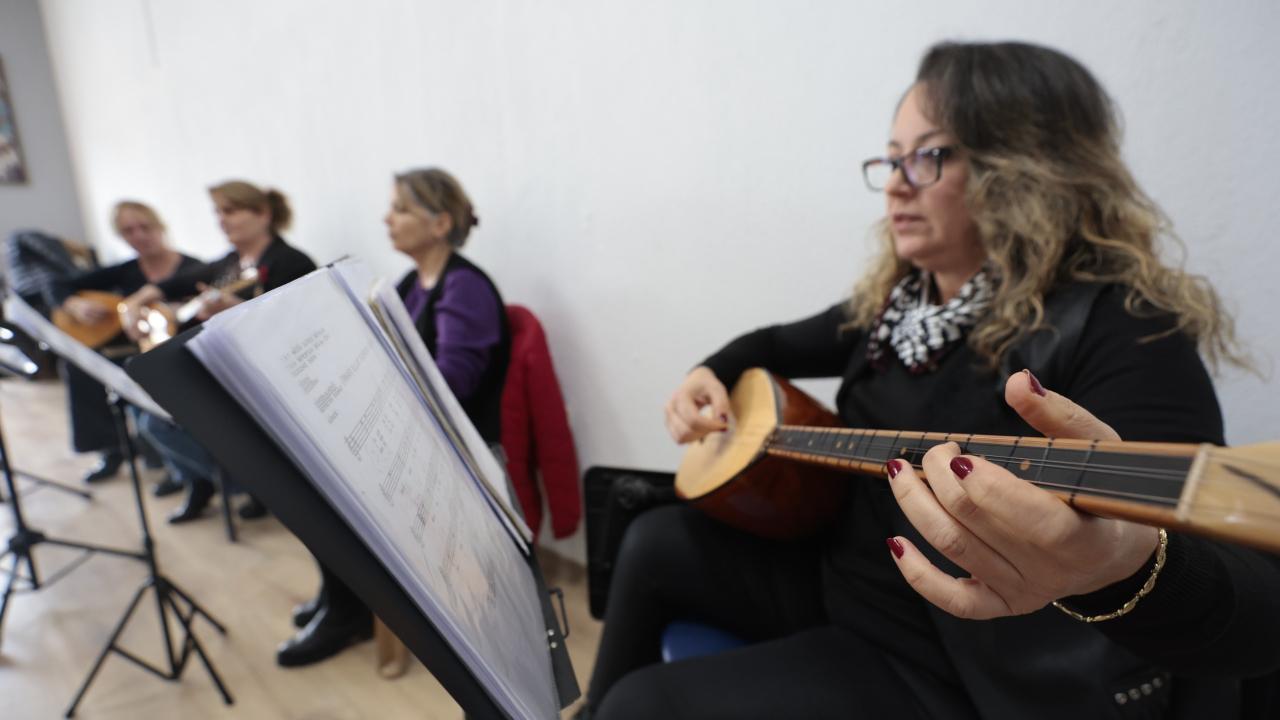 Konak’ta ücretsiz bağlama kursuna yoğun ilgi