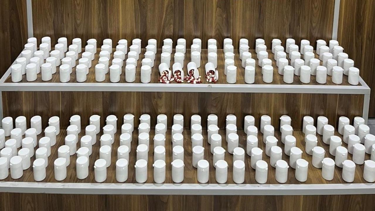 Polisten kaçan araçlardan binlerce uyuşturucu hap çıktı