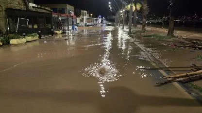 İzmir'de dereler taştı: Yeni Foça'yı su bastı