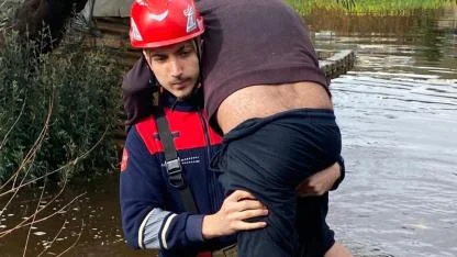 İtfaiye eri mahsur kalan vatandaşı sırtında taşıdı