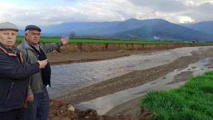Ödemiş'te baraj tahliye suyu , geçtiği tarlaları küçülttü