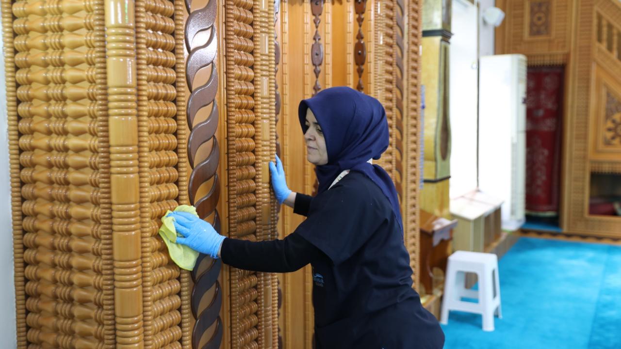 Seferihisar'da camilerde Ramazan temizliği