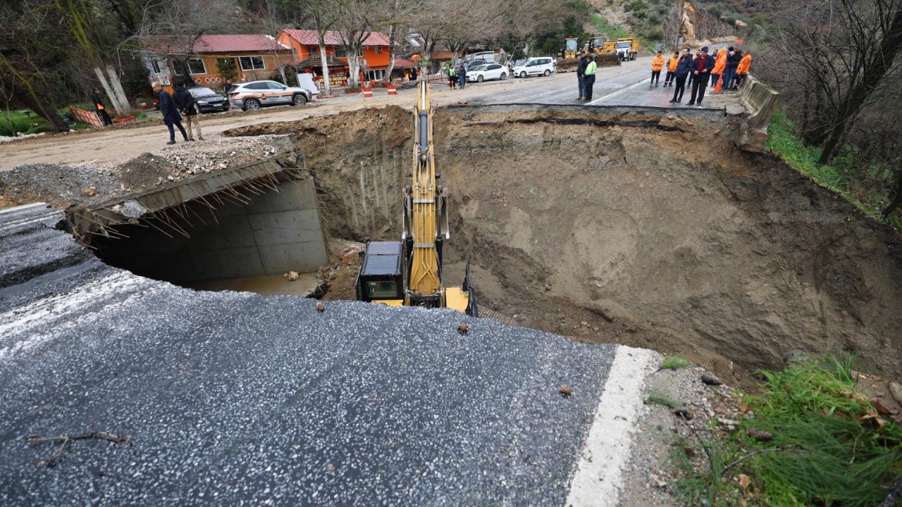 Selçuk - Ortaklar yolu çöktü, yol ulaşıma tamamen kapandı