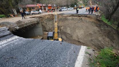 Selçuk - Ortaklar yolu çöktü, yol ulaşıma tamamen kapandı