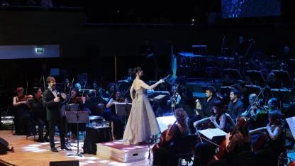 Şevval Sam hem söyledi hem yönetti