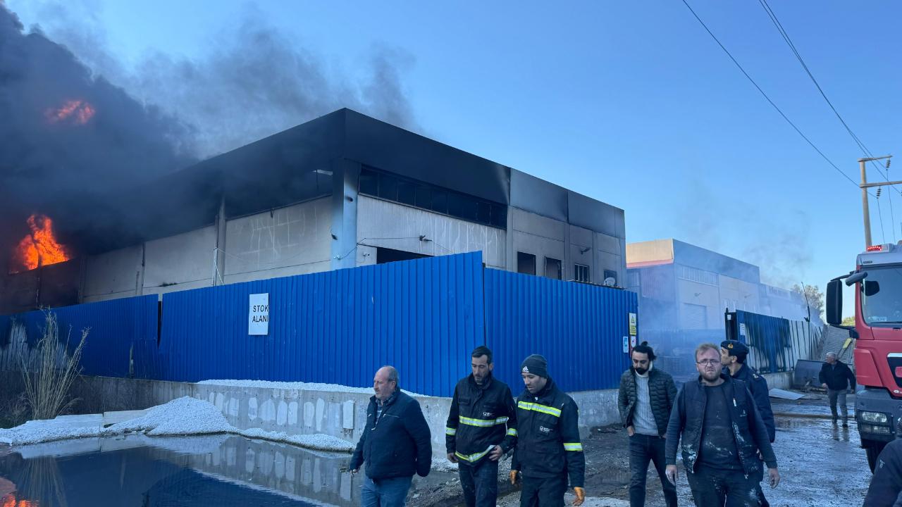 Torbalı'da geri dönüşüm fabrikasında yangın