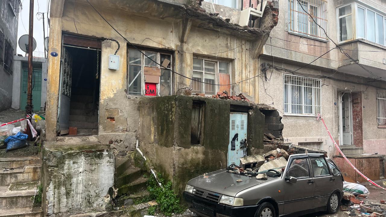 Yıkılan binadan düşen beton parçaları otomobile düştü