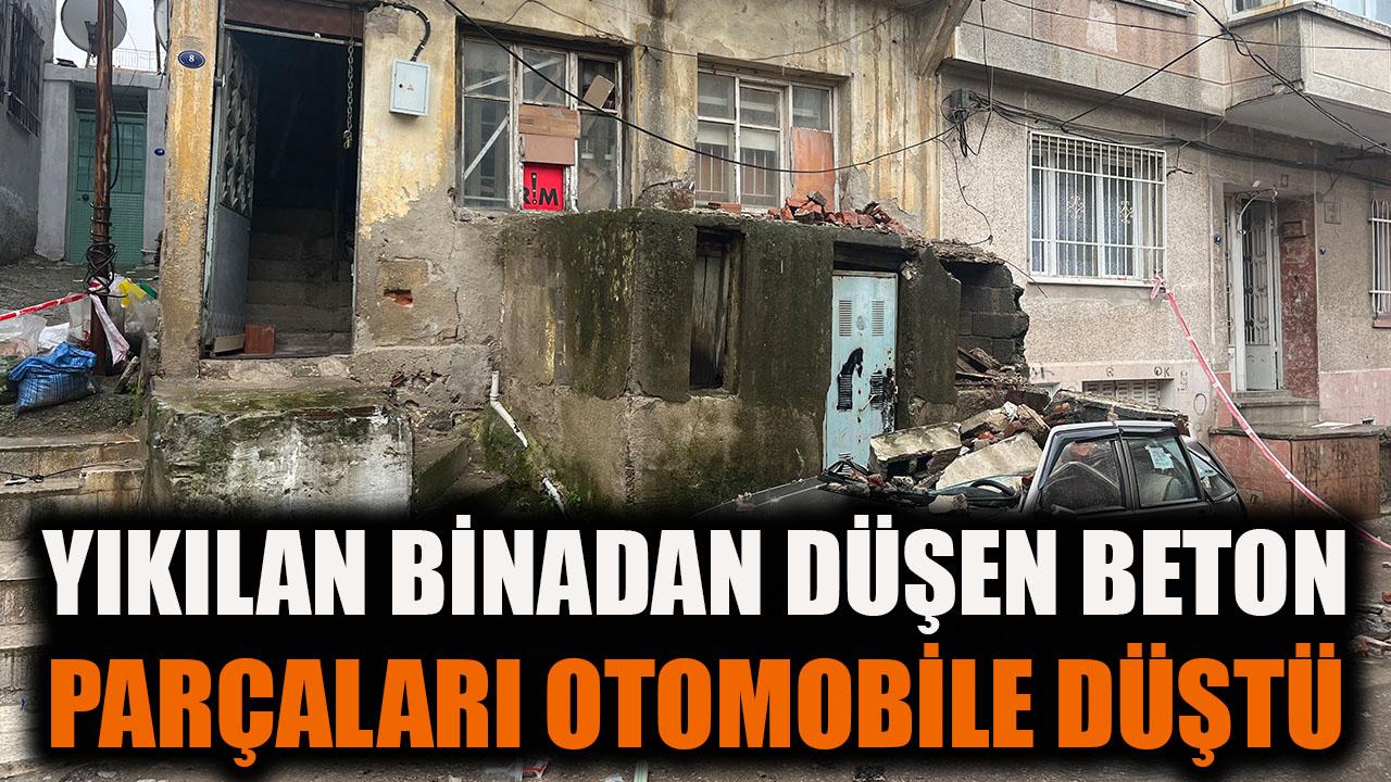 Yıkılan binadan düşen beton parçaları otomobile düştü