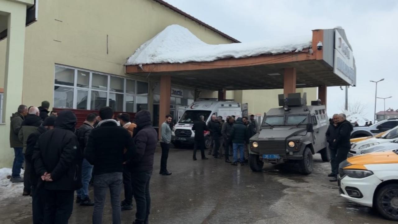 Yüksekova’da belediye otobüsü ile minibüs çarpıştı