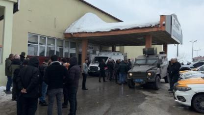 Yüksekova’da belediye otobüsü ile minibüs çarpıştı