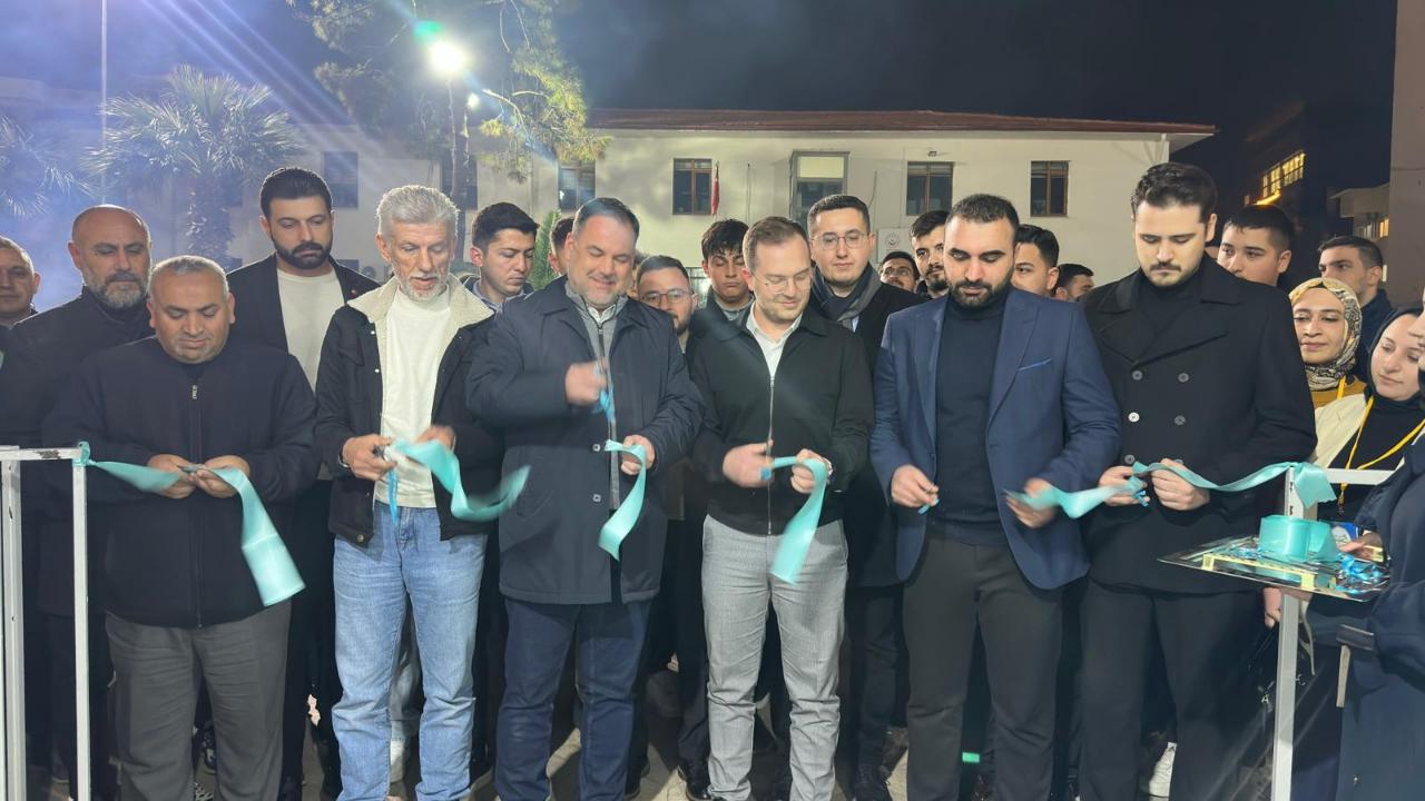 AK Gençlik İzmir'den 'Ramazan çadırı genç nokta' açılışı