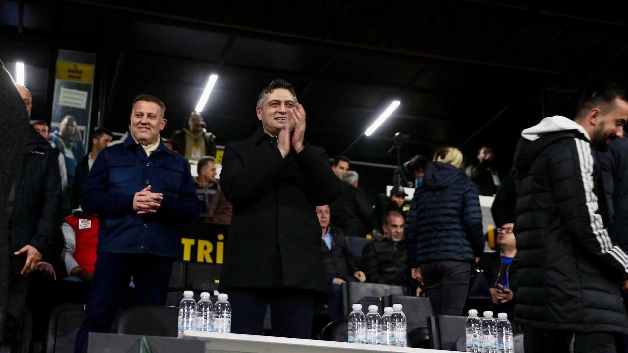 Aliağa’da Futbol Tarihinin İlk Gece Maçı Oynandı