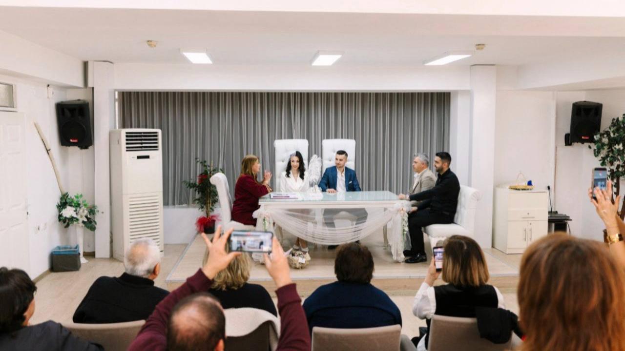 Balçova'da yeni evlenen çiftlere alışveriş kartı desteği