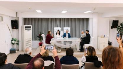 Balçova'da yeni evlenen çiftlere alışveriş kartı desteği