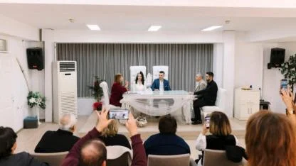 Balçova'da yeni evlenen çiftlere alışveriş kartı desteği