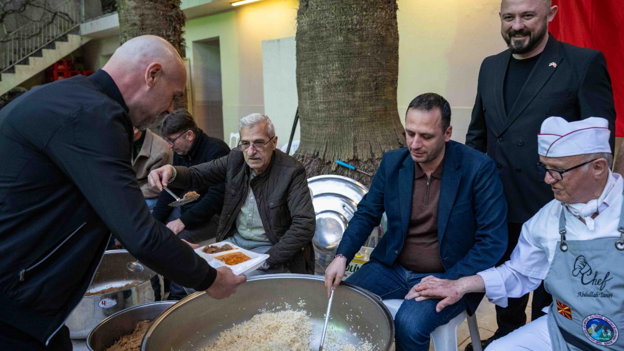 Başkan Eşki Makedonya göçmenlerinin iftar sofrasına konuk oldu