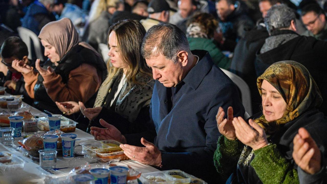 Başkan Tugay, arife gününde Urlalılarla oruç açtı