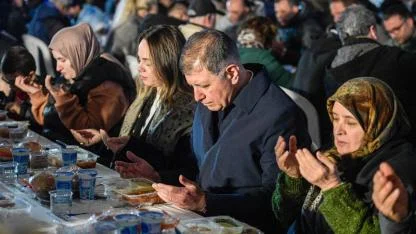 Başkan Tugay, arife gününde Urlalılarla oruç açtı