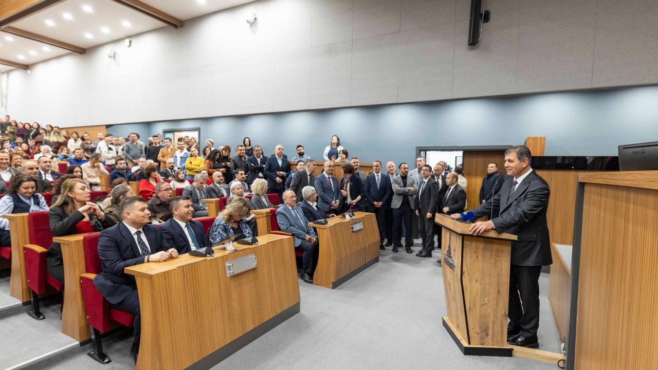 Başkan Tugay Büyükşehir Belediyesi personeliyle bayramlaştı