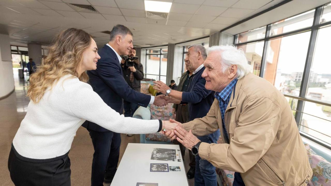 Başkan Tugay huzurevi sakinleriyle bayramlaştı