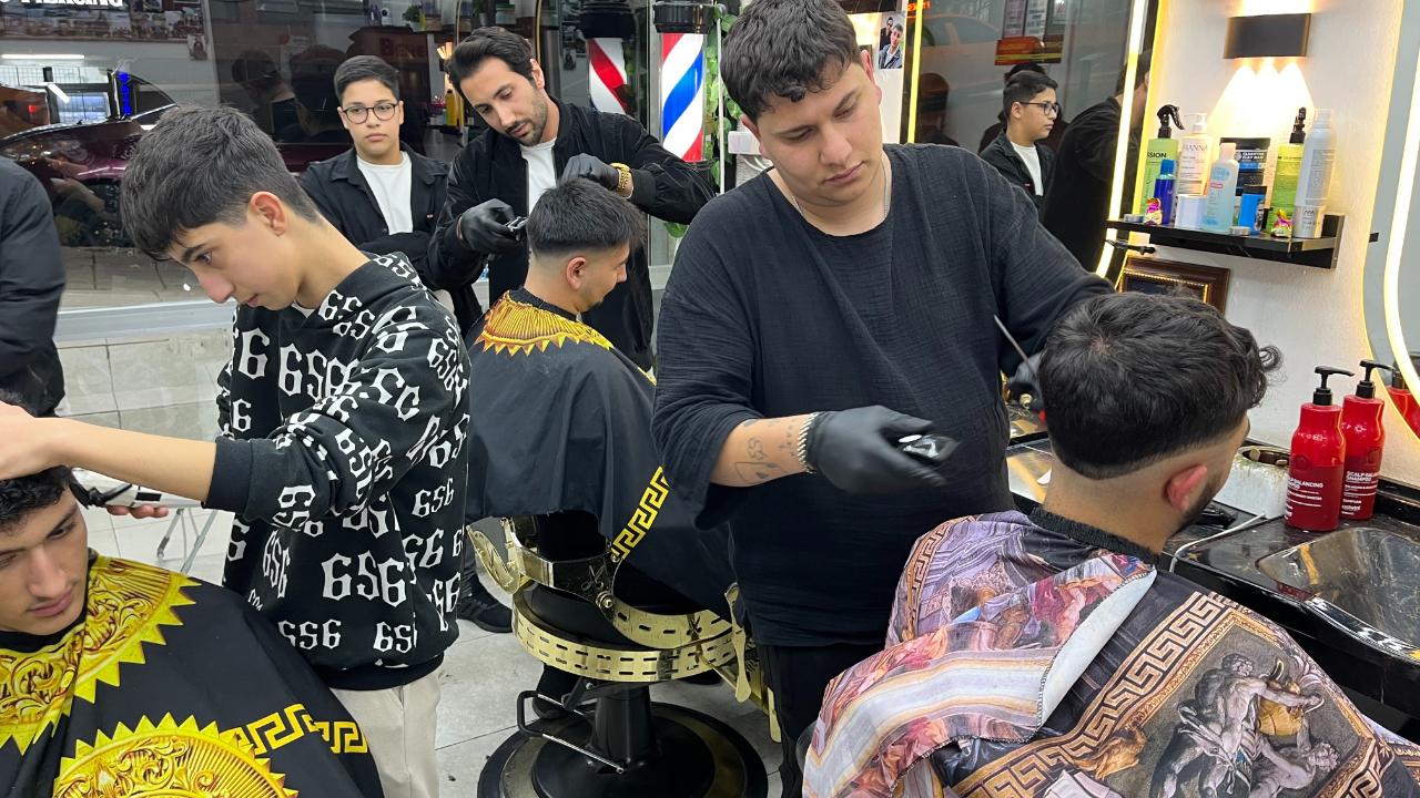 Berberler bayram tıraşı için 24 saat mesai yapıyor