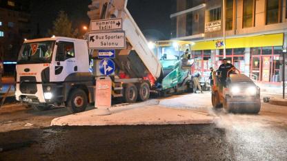 Bornova’da gece asfalt mesaisi