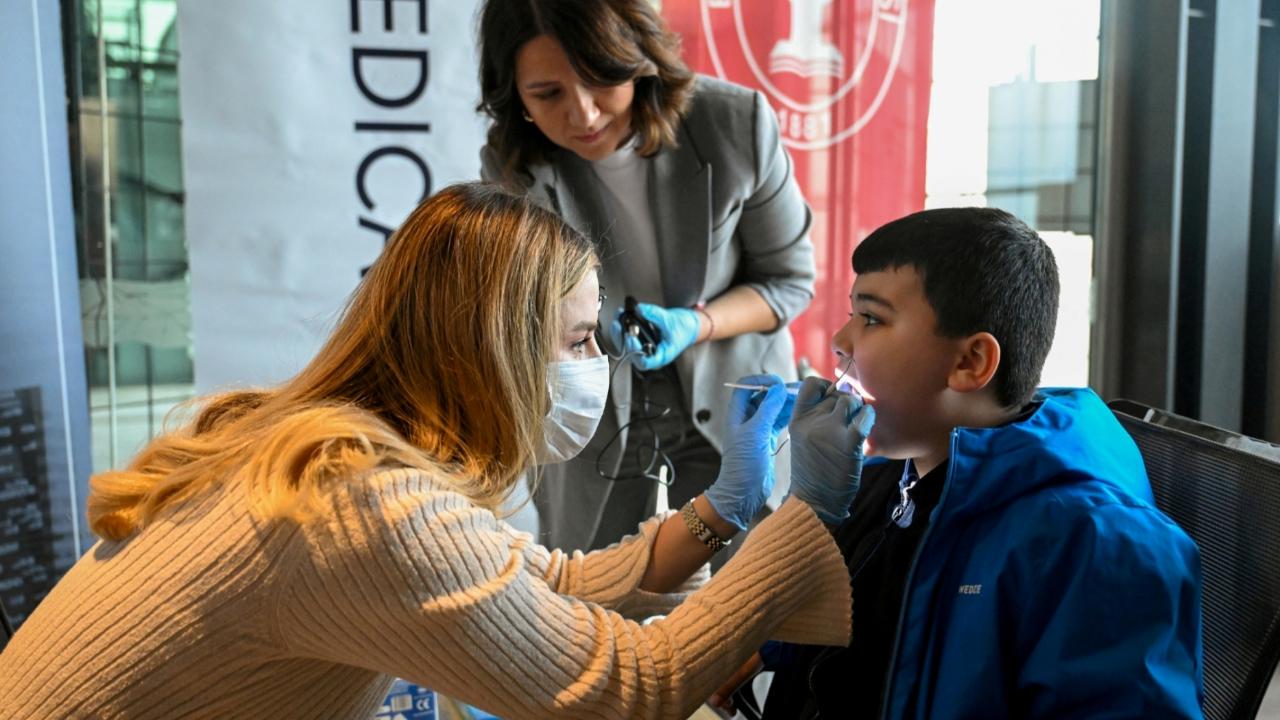 Bornova’da işitme engelli öğrencilere diş taraması