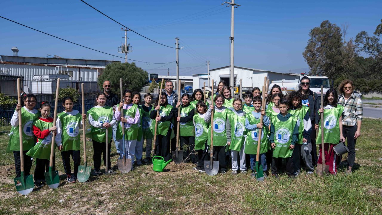 Bornova’da minik eller doğaya can verdi