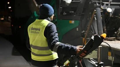 Bornova’da yağmur bitti, asfalt serimi başladı