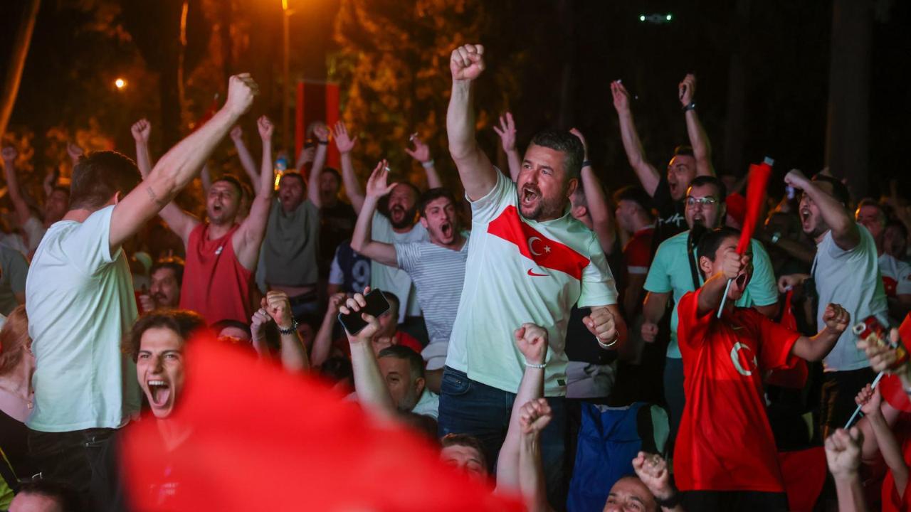 Bucalılar milli maçı dev ekranda izleyecek