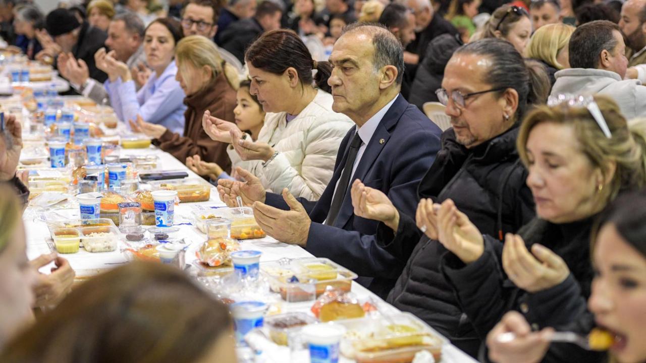 Büyükşehir’in iftar sofrası bu kez Foça’da kuruldu