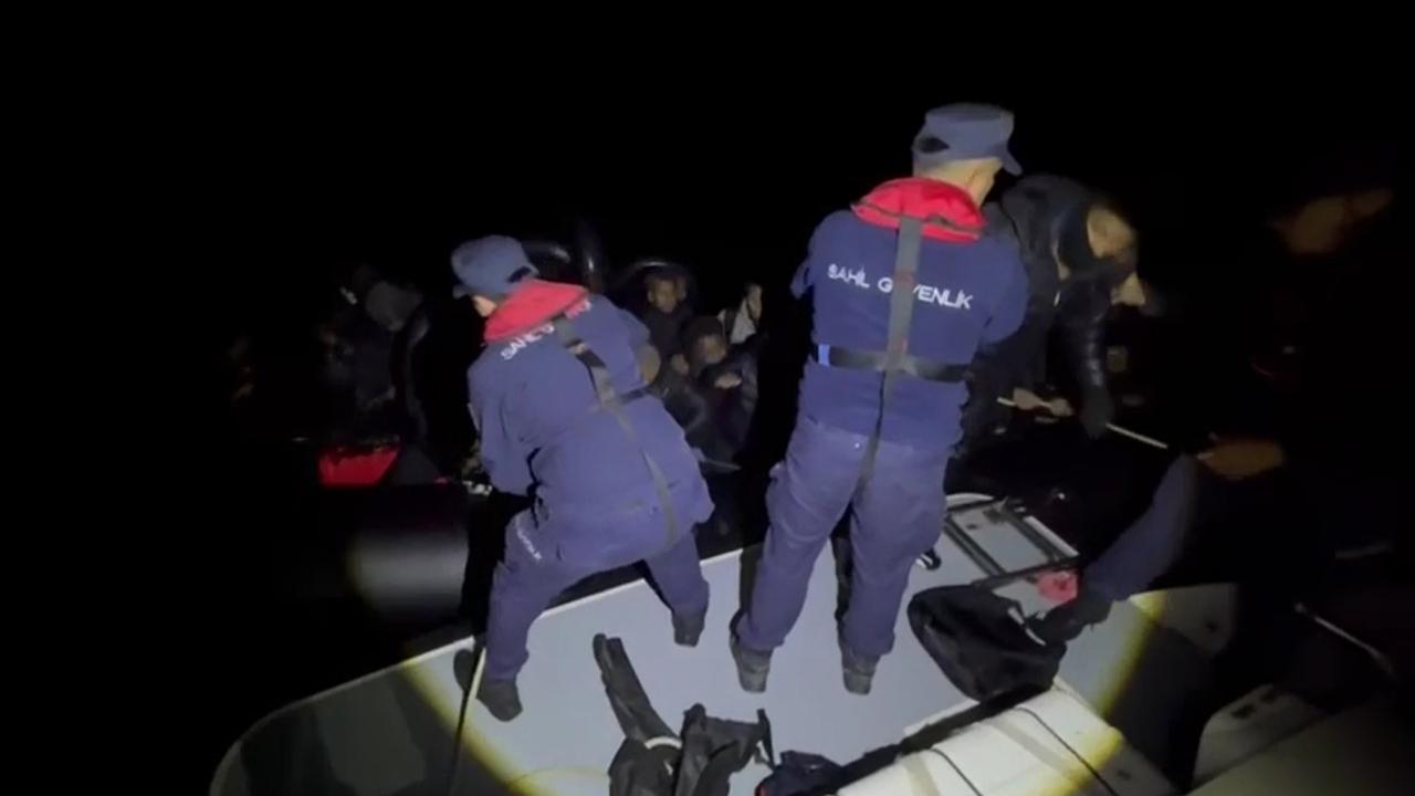 Çeşme açıklarında 34 düzensiz göçmen yakalandı