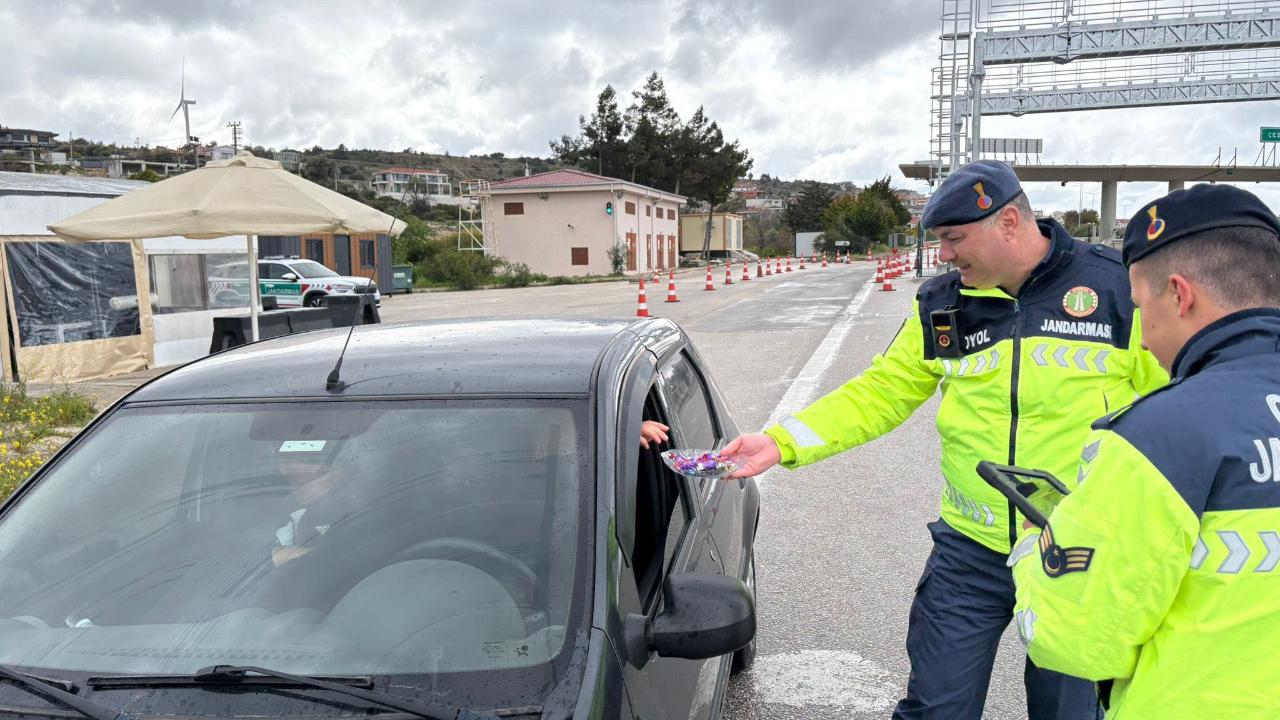 Çeşme'de jandarmadan anlamlı bayram jesti