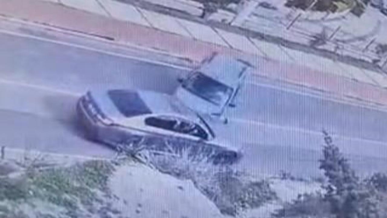 Çeşme'de kaza yapan sürücüye yumruklu saldırı kamerada