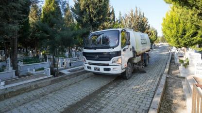 Gaziemir’in mezarlıklarında bayram temizliği