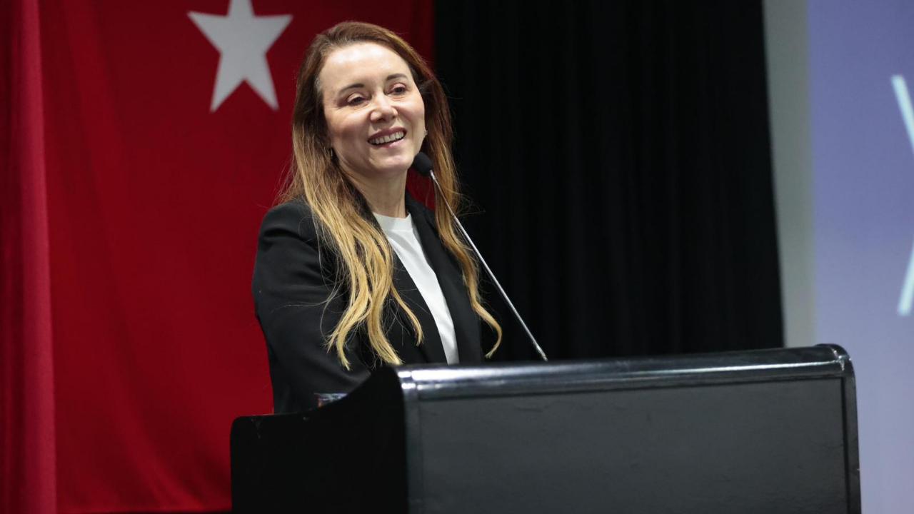 Gençler ‘Hibrit Kariyer Zirvesi’ için Konak’ta bir araya geldi