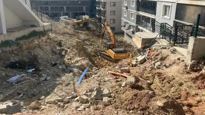 Heyelanda çöken istinat duvarının enkazı kaldırılıyor