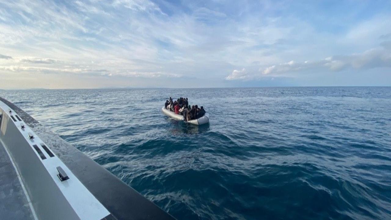 İzmir açıklarında 37 düzensiz göçmen yakalandı