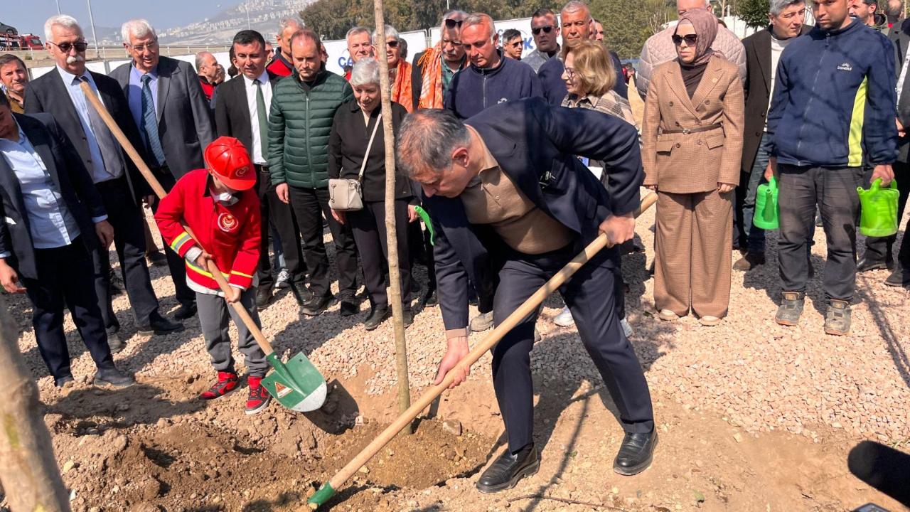 İzmir İtfaiyesi Korusu’na ilk fidanlar dikildi