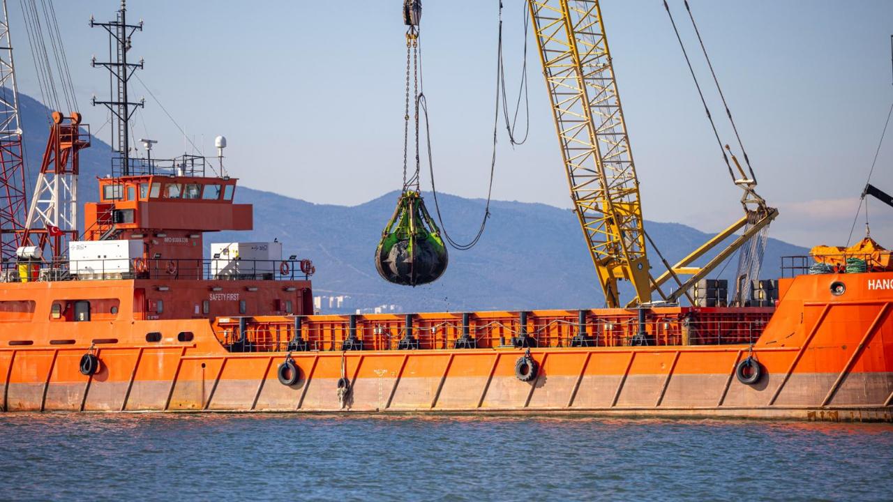 İzmir Körfez’inden 1 milyon ton çamur çıkarıldı